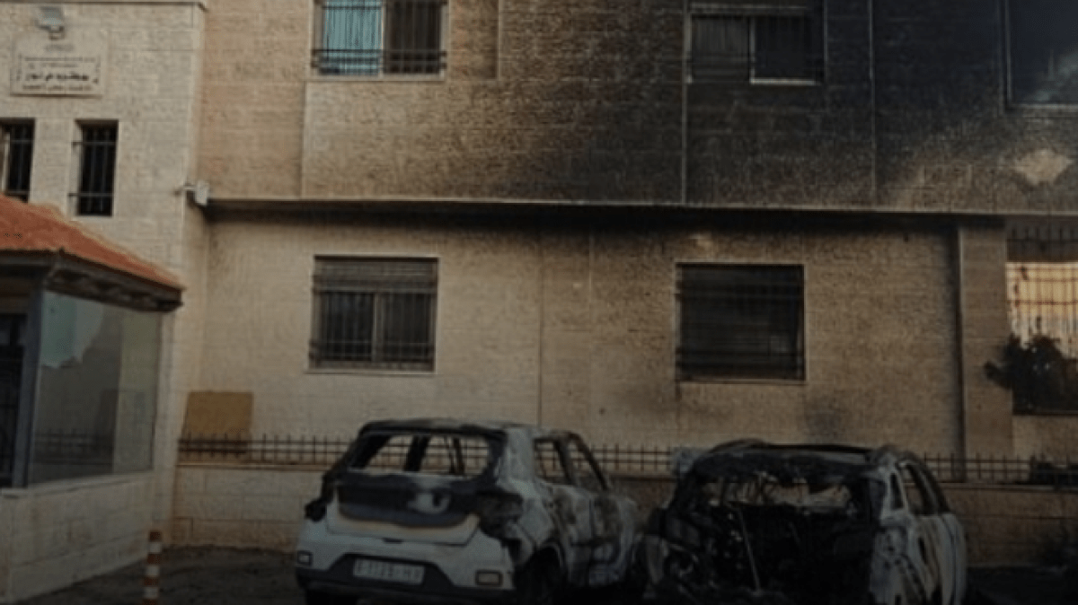 مستوطنون يحرقون 20 مركبة في البيرة ويطلقون النار على فرق الإطفاء الفلسطينية (فيديو)
