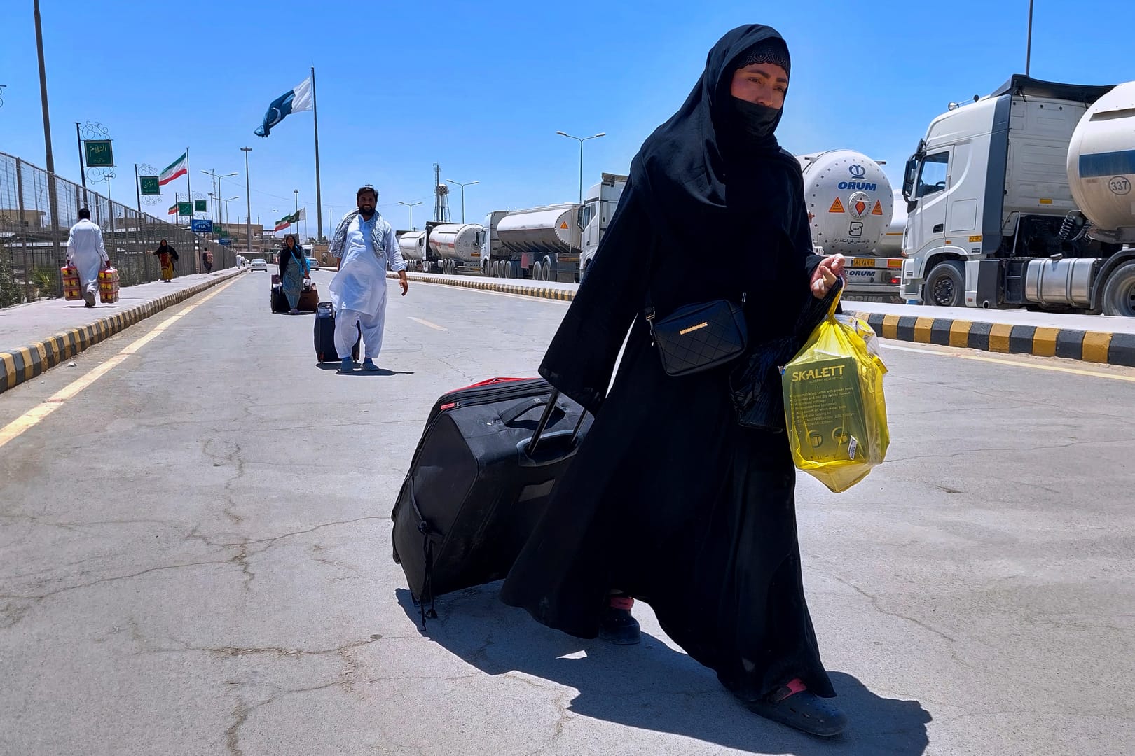 Pakistanis flee Iran amid Israel-Iran war border closure