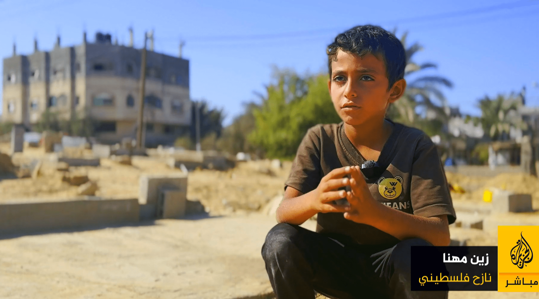 “أشعر بالأمان بجوارها”.. طفل فلسطيني يلازم قبر أمه الشهيدة منذ أشهر في غزة (فيديو)