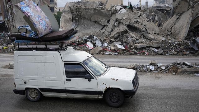 Thousands of displaced Lebanese return to south following ceasefire
